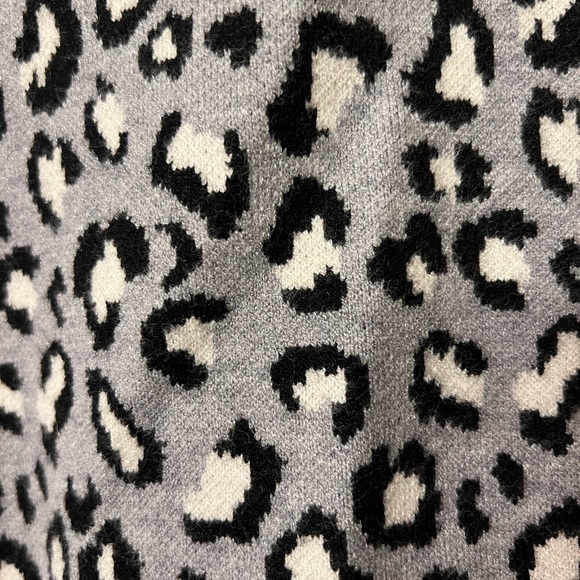 Women’s Tahari Size Small Gray, black, and white cheetah print sweater - Picture 5 of 6
